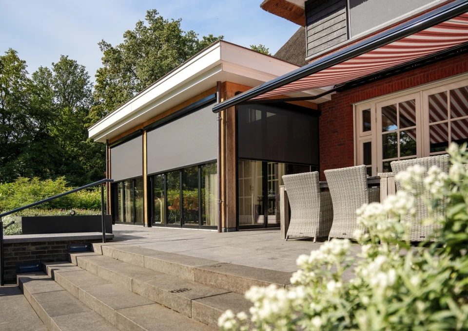 Zolare - Knikarmscherm rood wit - screens grijs